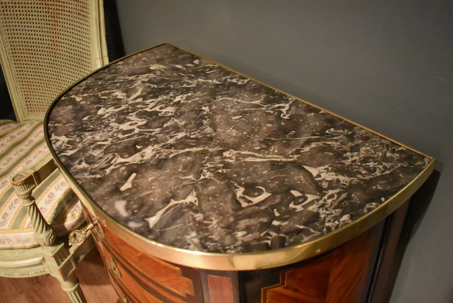 Petite commode Louis XVI estampillée Pierre Antoine VEAUX