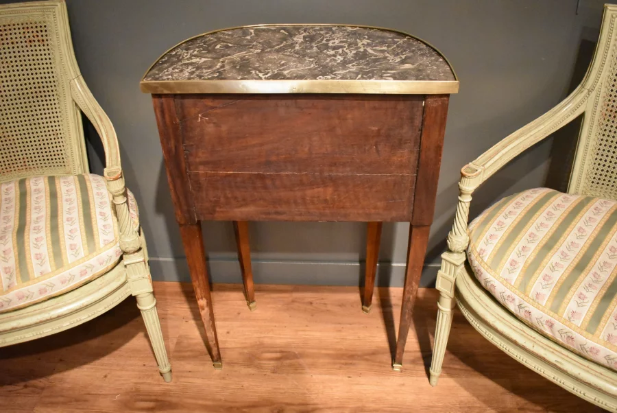 Petite commode Louis XVI estampillée Pierre Antoine VEAUX