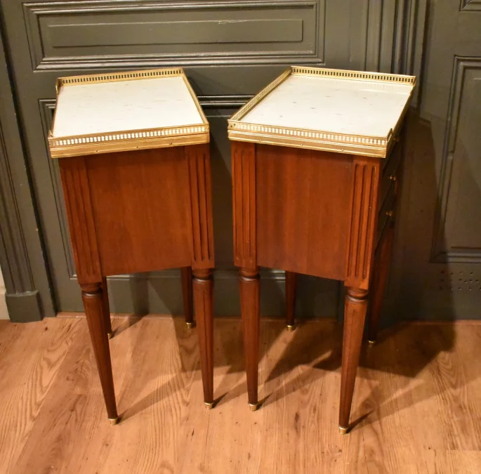 Paire de chevets de style Louis XVI