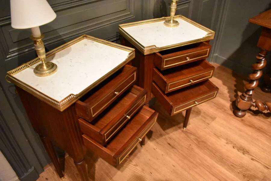 Paire de chevets de style Louis XVI