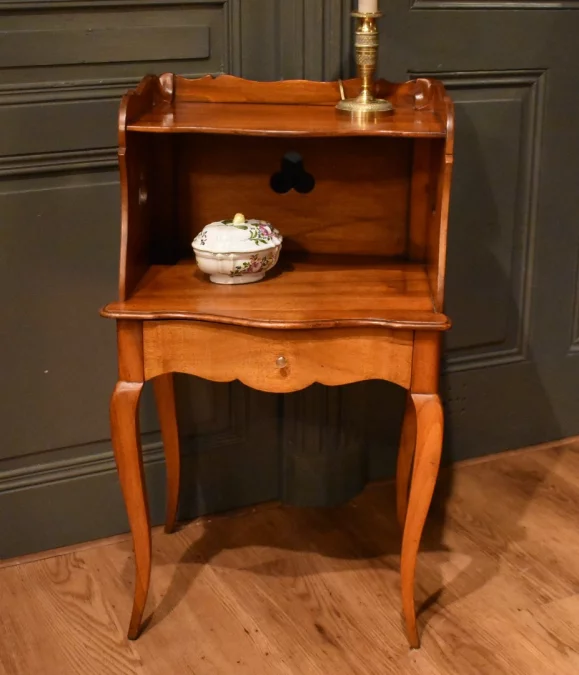 Chevet de style Louis XV en noyer