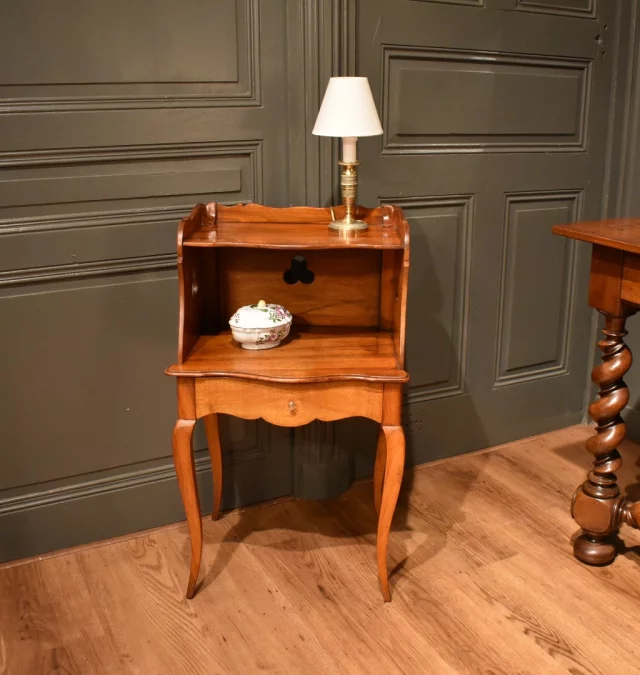 Chevet de style Louis XV en noyer