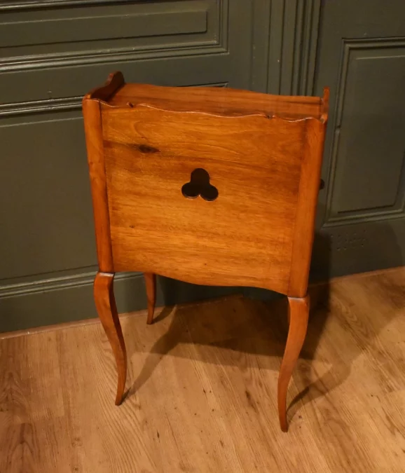 Chevet de style Louis XV en noyer