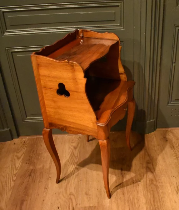 Chevet de style Louis XV en noyer