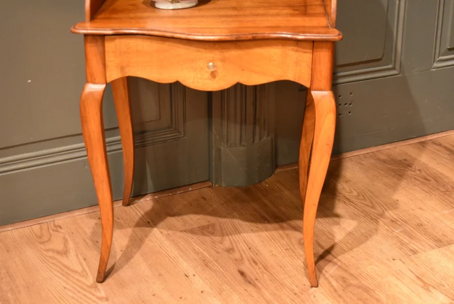 Chevet de style Louis XV en noyer