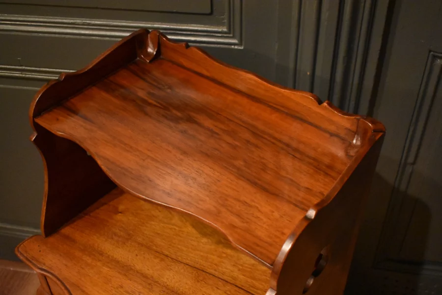 Chevet de style Louis XV en noyer