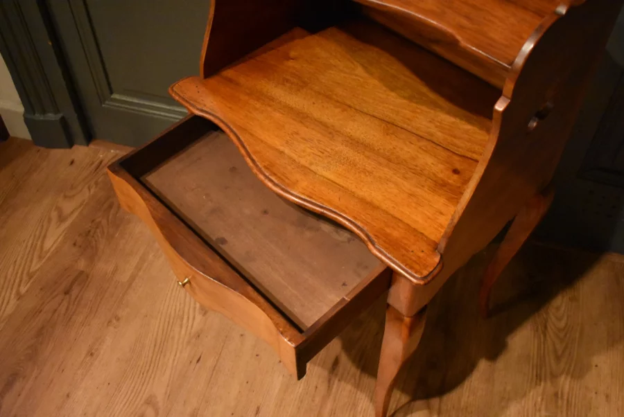 Chevet de style Louis XV en noyer