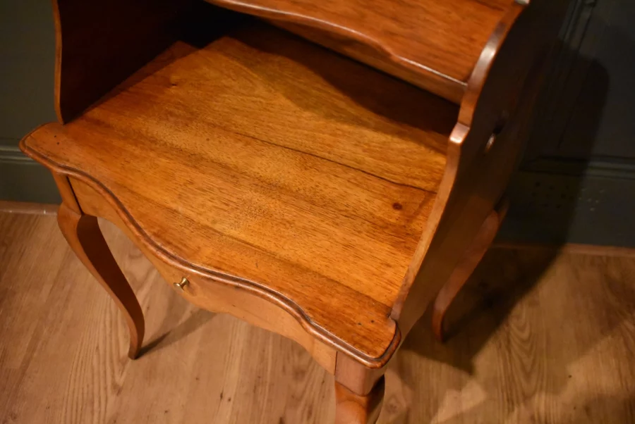 Chevet de style Louis XV en noyer