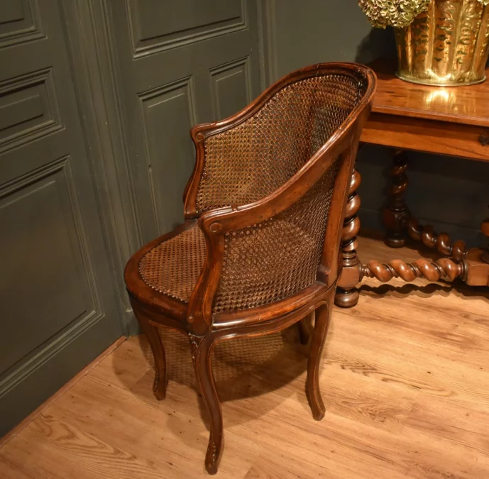 Fauteuil de bureau canné de style Louis XV