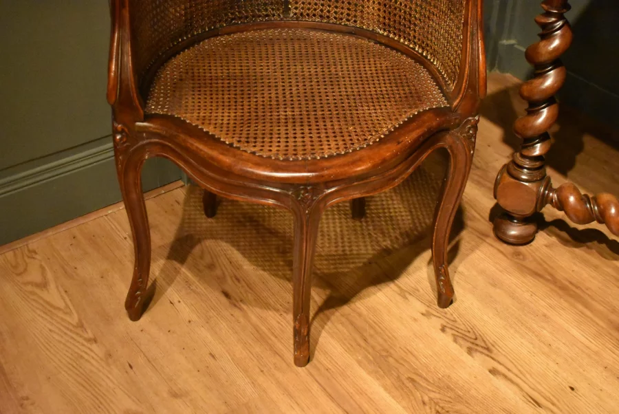Fauteuil de bureau canné de style Louis XV