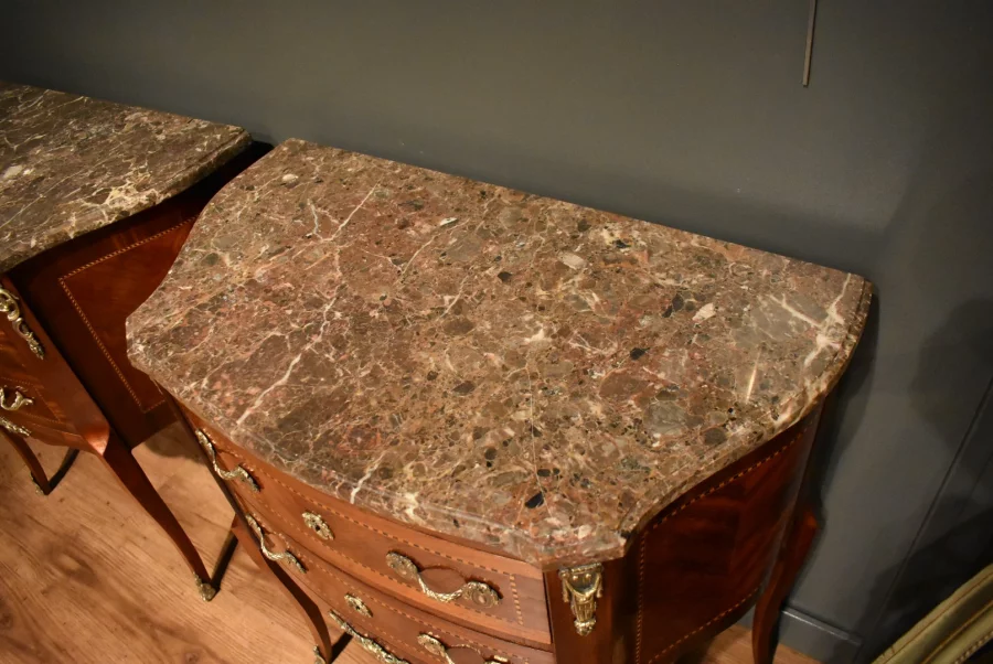 Deux petites commodes en marqueterie