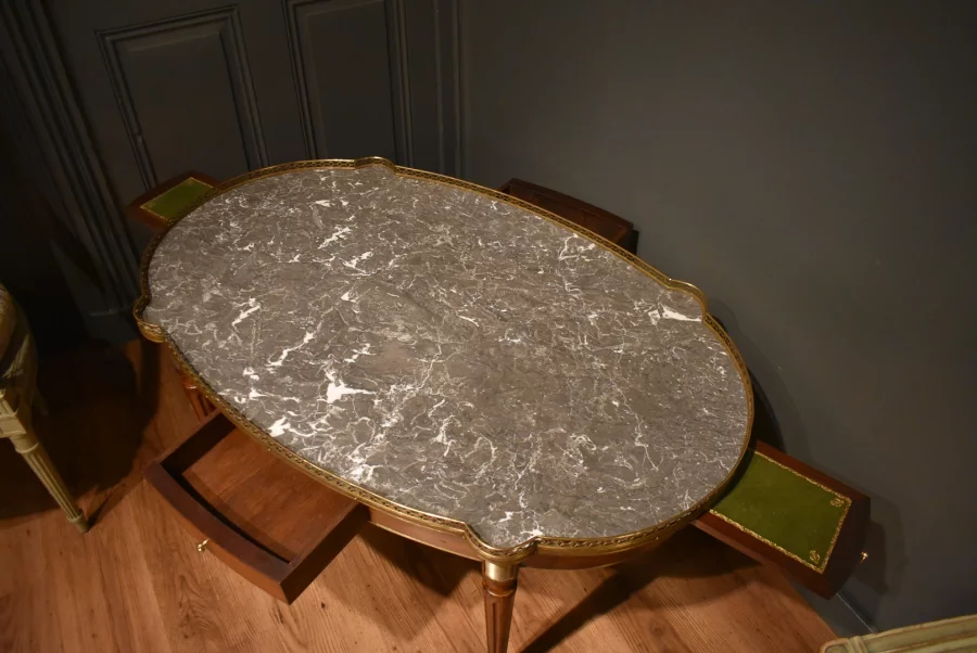 Grande table basse de style Louis XVI