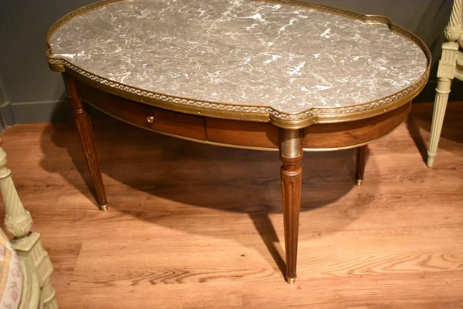 Grande table basse de style Louis XVI
