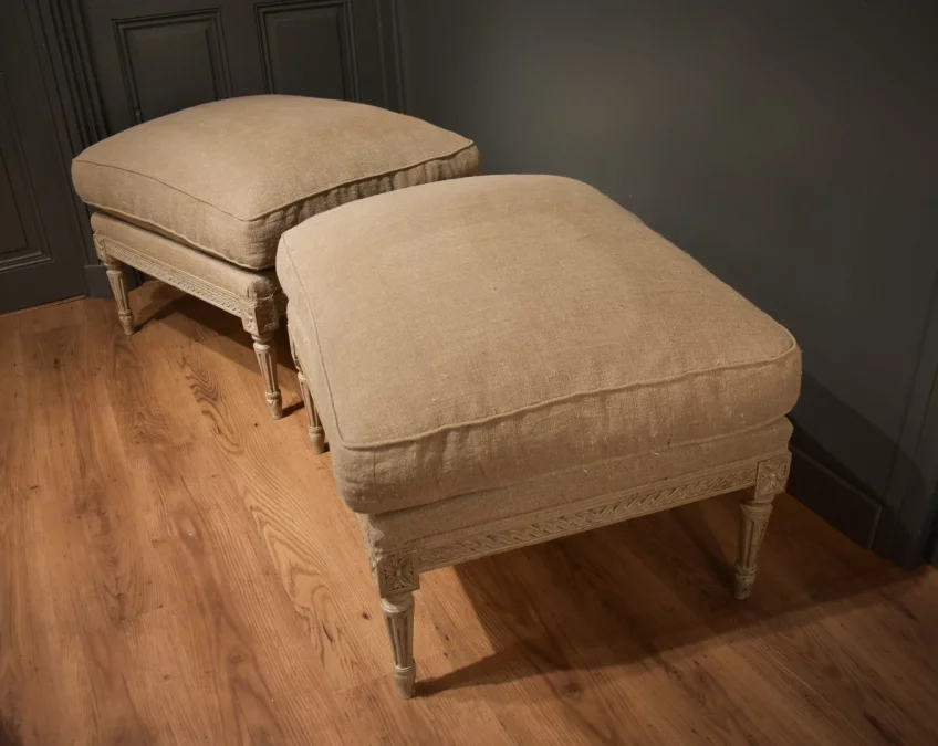 Deux tabourets de style Louis XVI