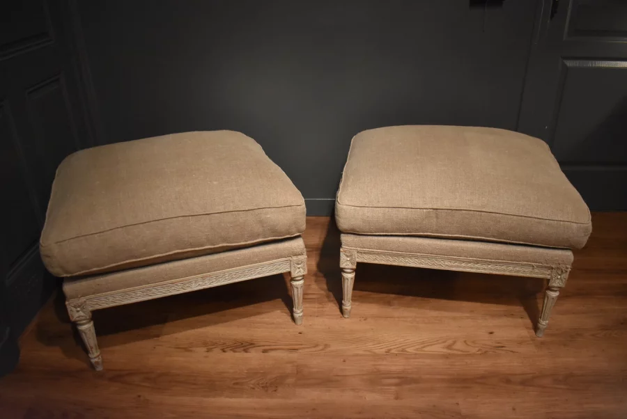 Deux tabourets de style Louis XVI