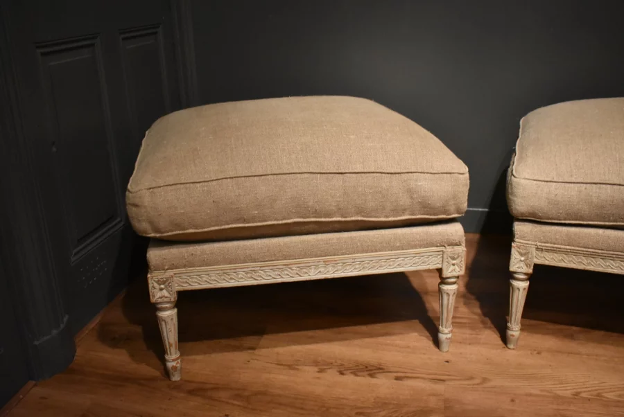 Deux tabourets de style Louis XVI