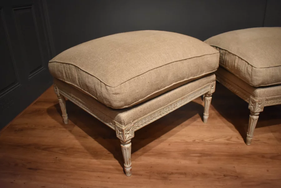 Deux tabourets de style Louis XVI