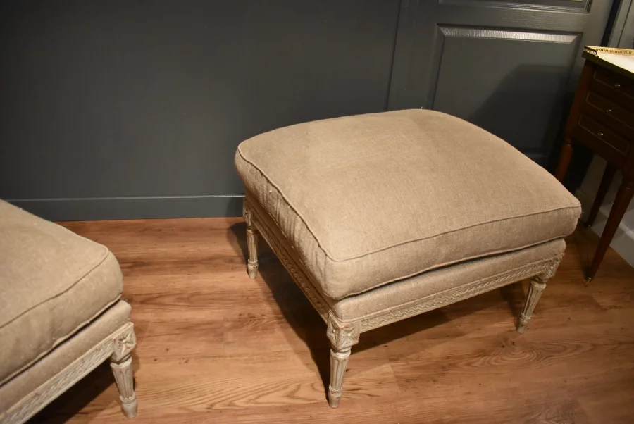 Deux tabourets de style Louis XVI