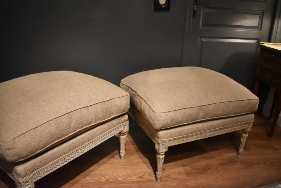 Deux tabourets de style Louis XVI