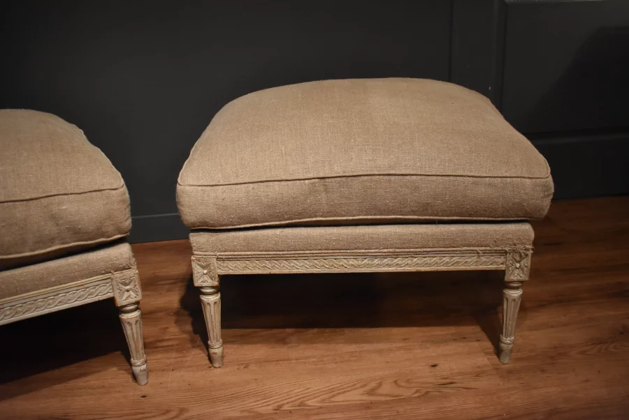 Deux tabourets de style Louis XVI