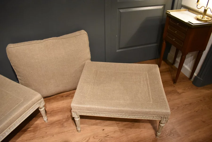 Deux tabourets de style Louis XVI