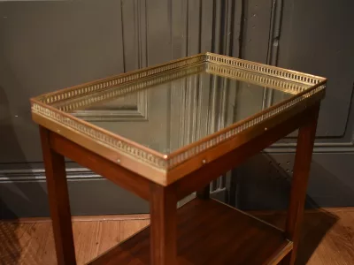 Petite table d'appoint de style Louis XVI