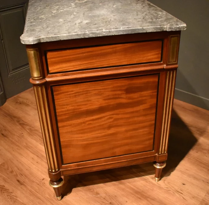 Commode de style Louis XVI en acajou