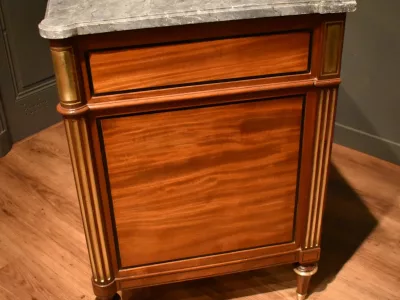 Commode de style Louis XVI en acajou