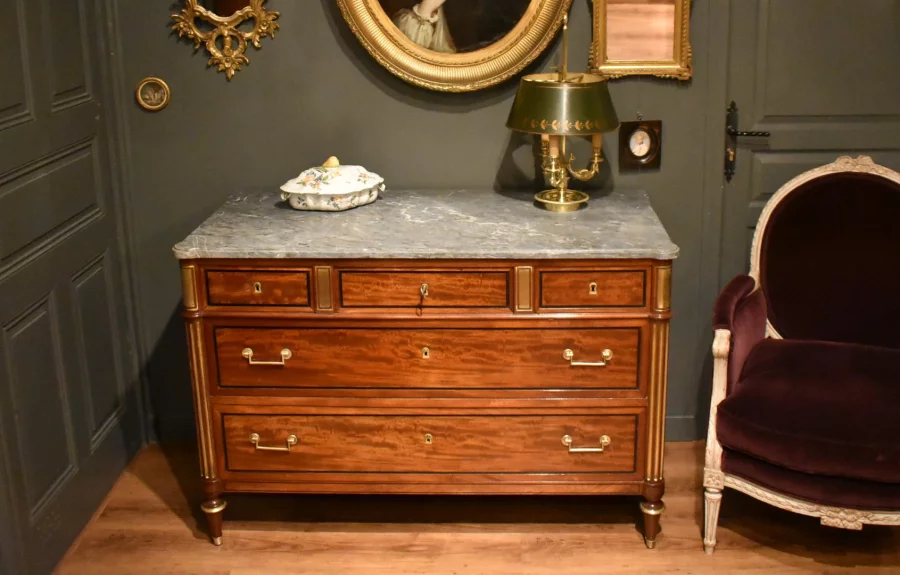 Commode de style Louis XVI en acajou