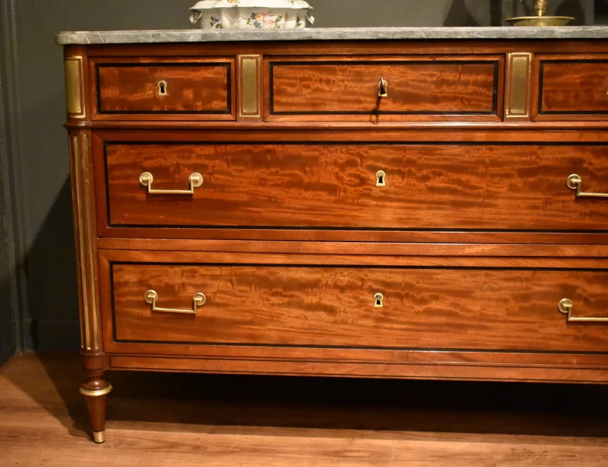 Commode de style Louis XVI en acajou