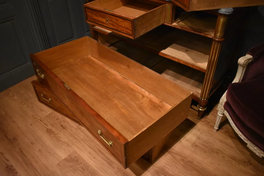 Commode de style Louis XVI en acajou