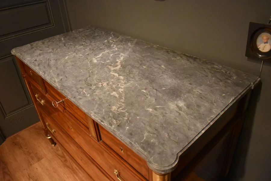 Commode de style Louis XVI en acajou