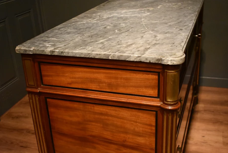 Commode de style Louis XVI en acajou