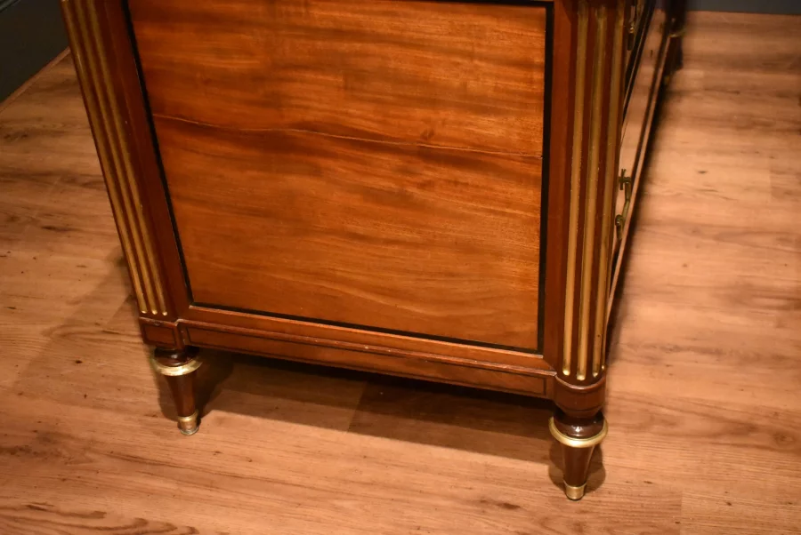 Commode de style Louis XVI en acajou