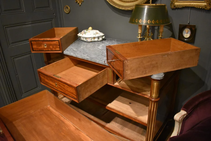 Commode de style Louis XVI en acajou