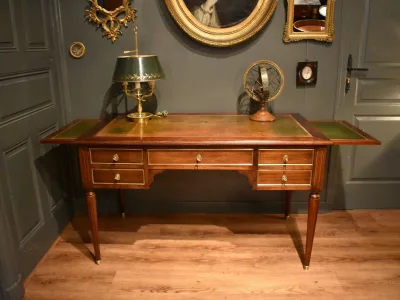 Bureau plat de style Louis XVI