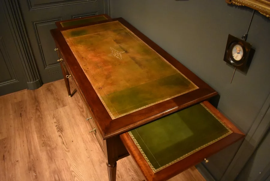 Bureau in Lodewijk XVI-stijl