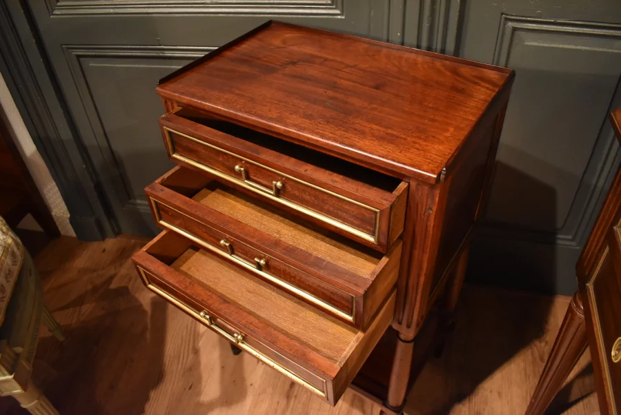 Table chiffonnière de style Louis XVI