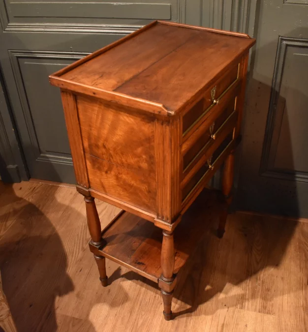 Table chiffonnière en noyer