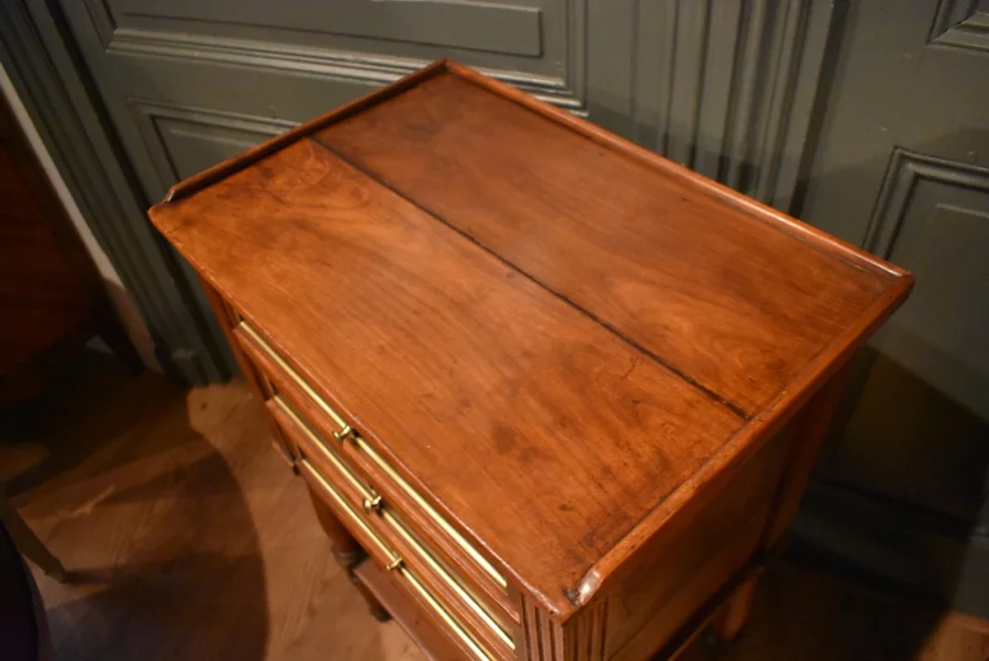 Table chiffonnière en noyer