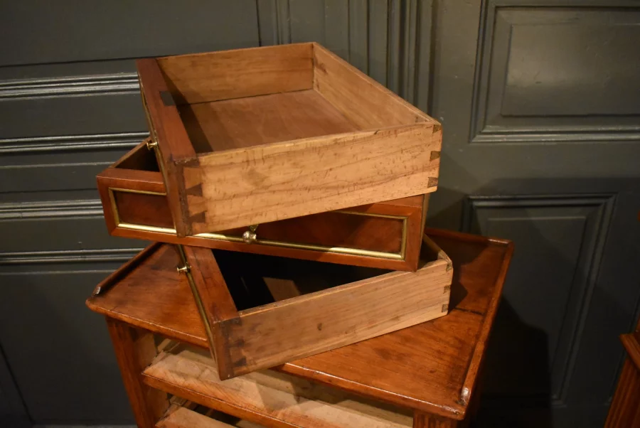 Table chiffonnière en noyer