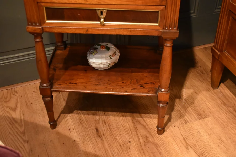 Table chiffonnière en noyer