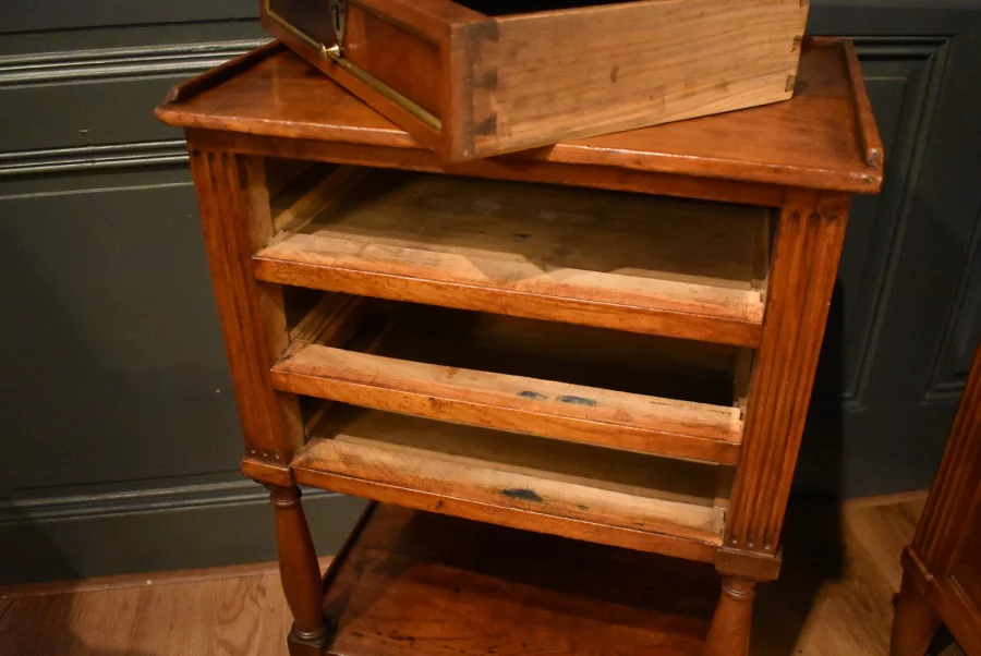 Table chiffonnière en noyer