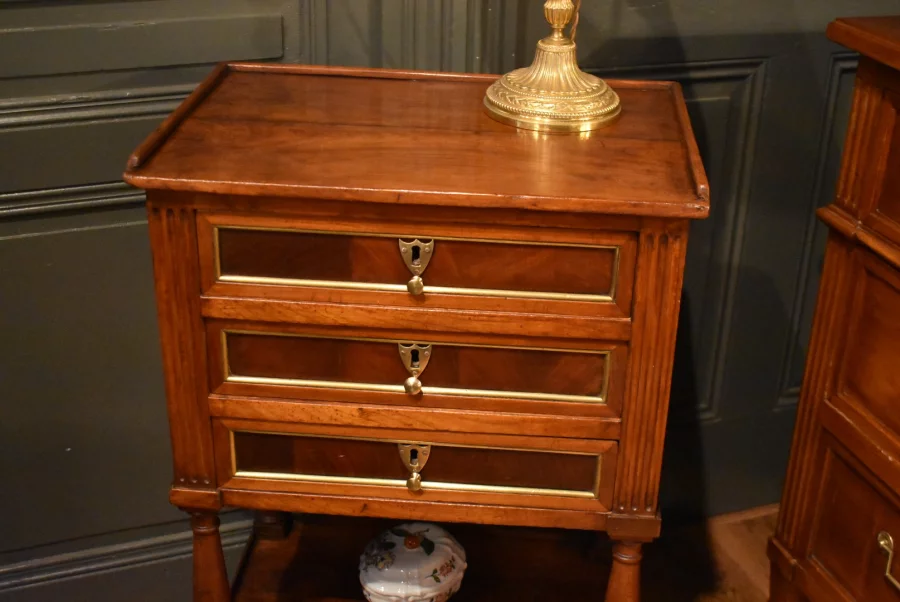 Table chiffonnière en noyer