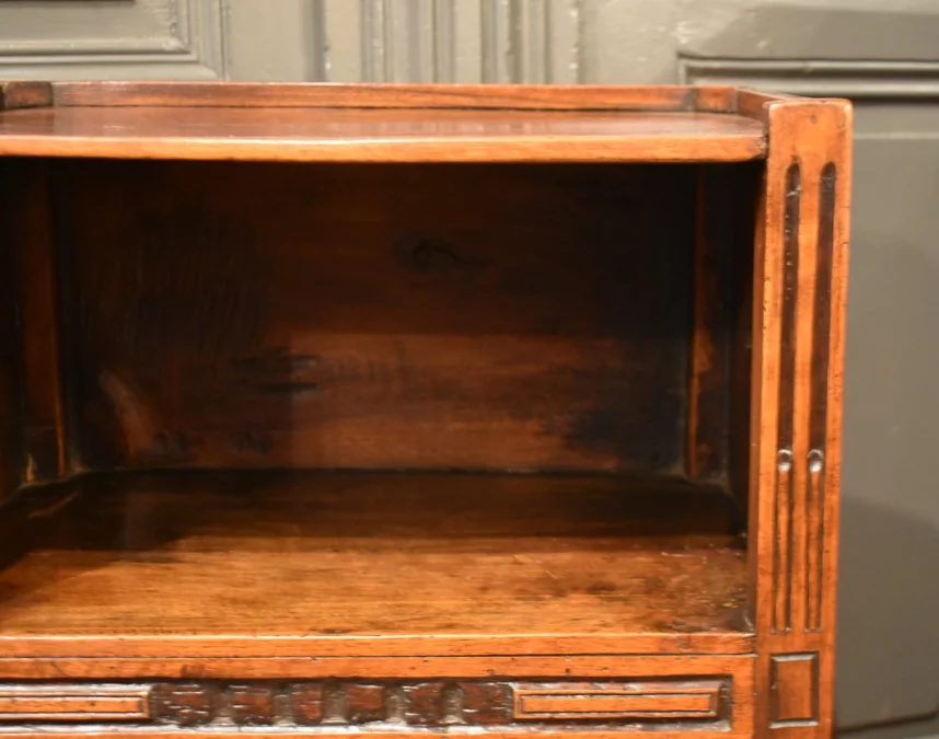 Petit chevet en noyer