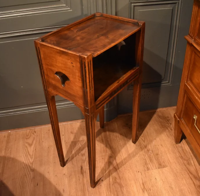 Petit chevet en noyer