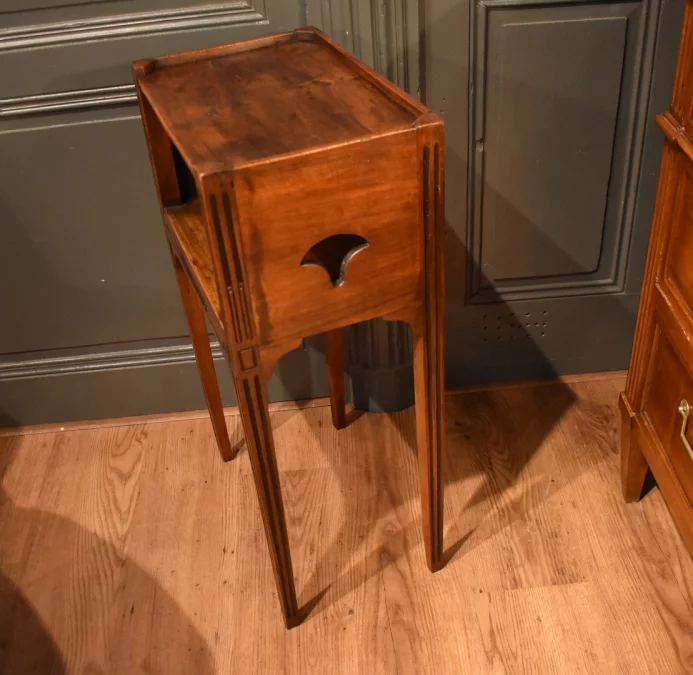 Petit chevet en noyer