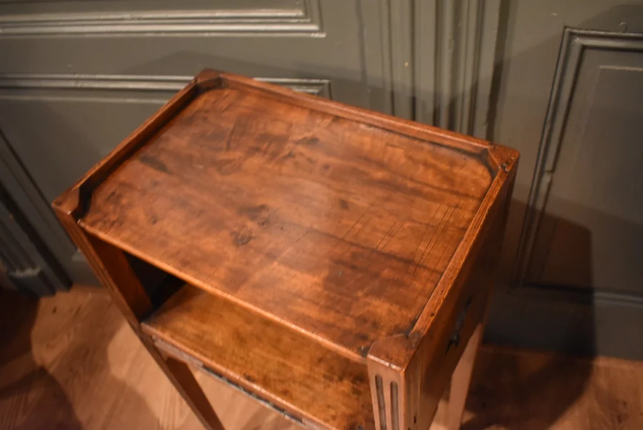 Petit chevet en noyer