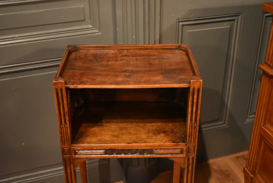 Petit chevet en noyer