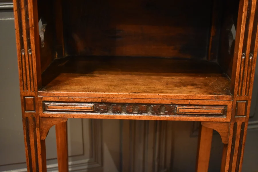 Petit chevet en noyer